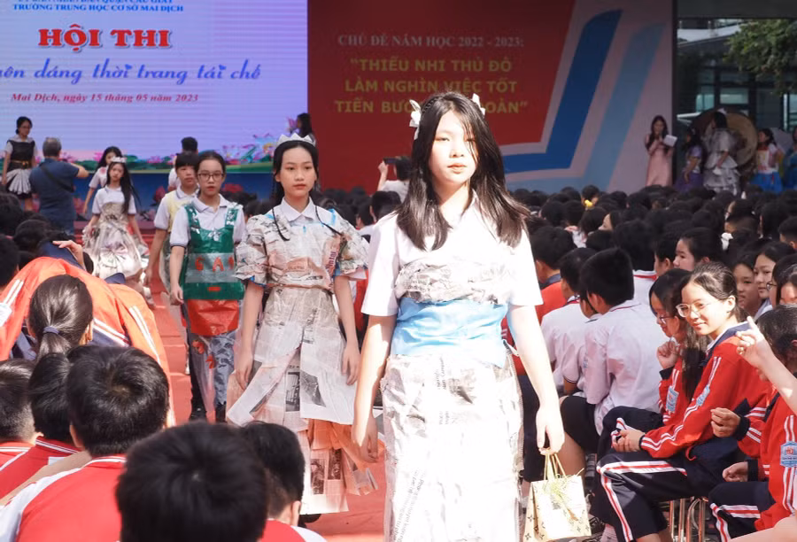 Học sinh trường THCS Mai Dịch diện "thời trang tái chế" với thông điệp bảo vệ môi trường.