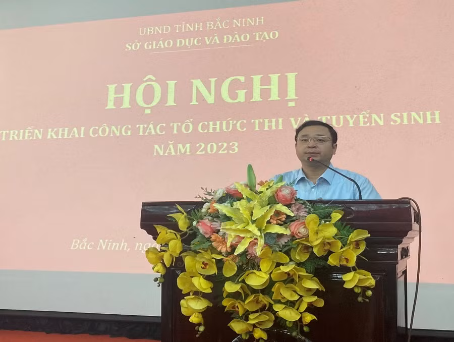 Ông Nguyễn Thế Sơn, Giám đốc Sở GD&amp;ĐT Bắc Ninh phát biểu chỉ đạo tại Hội nghị triển khai công tác tổ chức thi và tuyển sinh năm 2023.