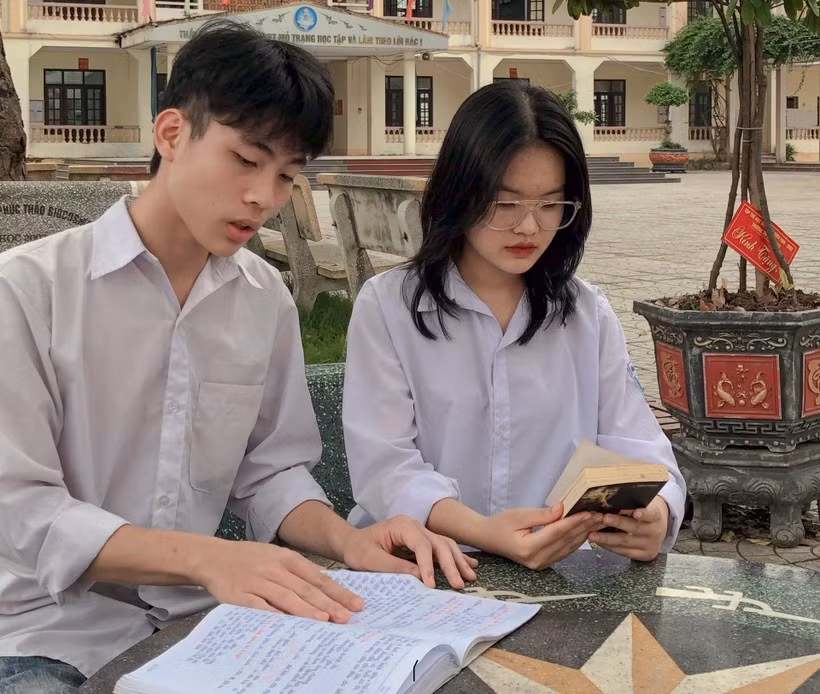 Học sinh trường THPT Mỏ Trạng duy trì thói quen đọc sách tại khuôn viên nhà trường.