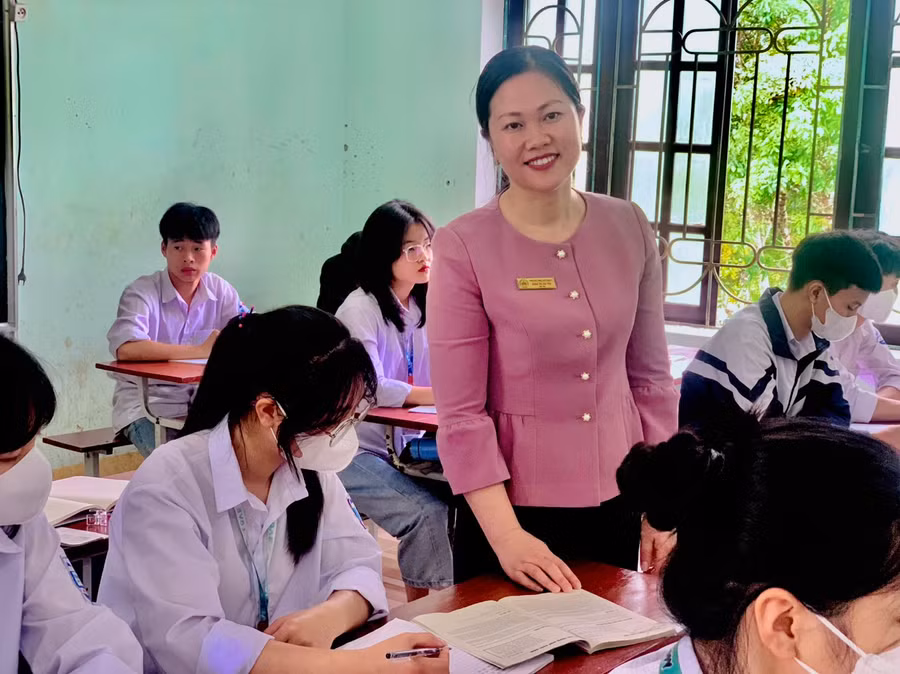 Cô Đoàn Thị Hải Yến và học sinh trường THPT Mỏ Trạng trong giờ Ngữ văn.