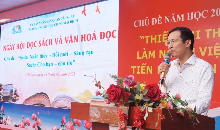 Thầy Đặng Văn Quản - Phó hiệu trưởng trường THCS Mai Dịch phát biểu tại ngày hội.