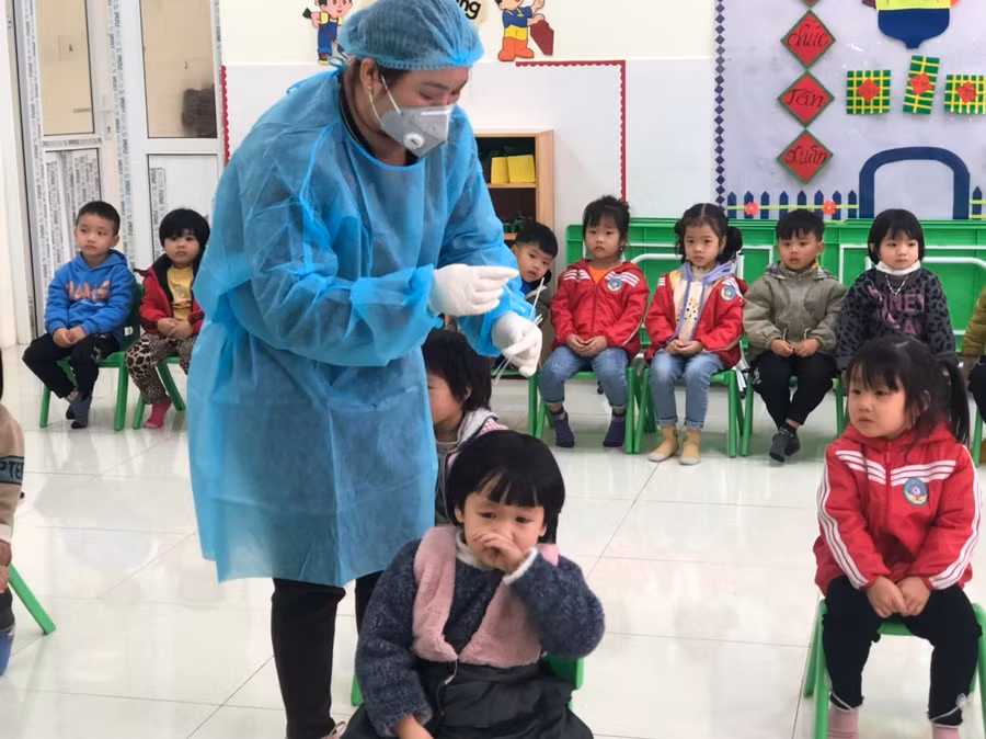 Test Covid-19 cho trẻ mầm non tại huyện Lục Nam khi đến trường.
