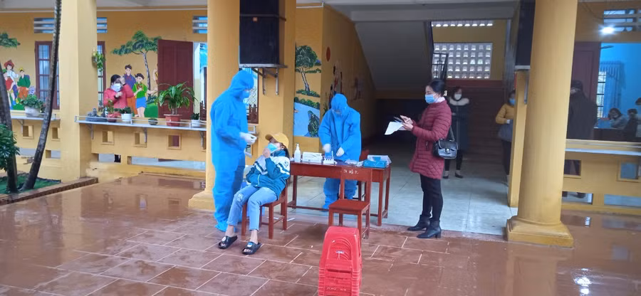 Học sinh trên địa bàn huyện Yên Thế được lấy mẫu xét nghiệm Covid-19 sáng 6/2.