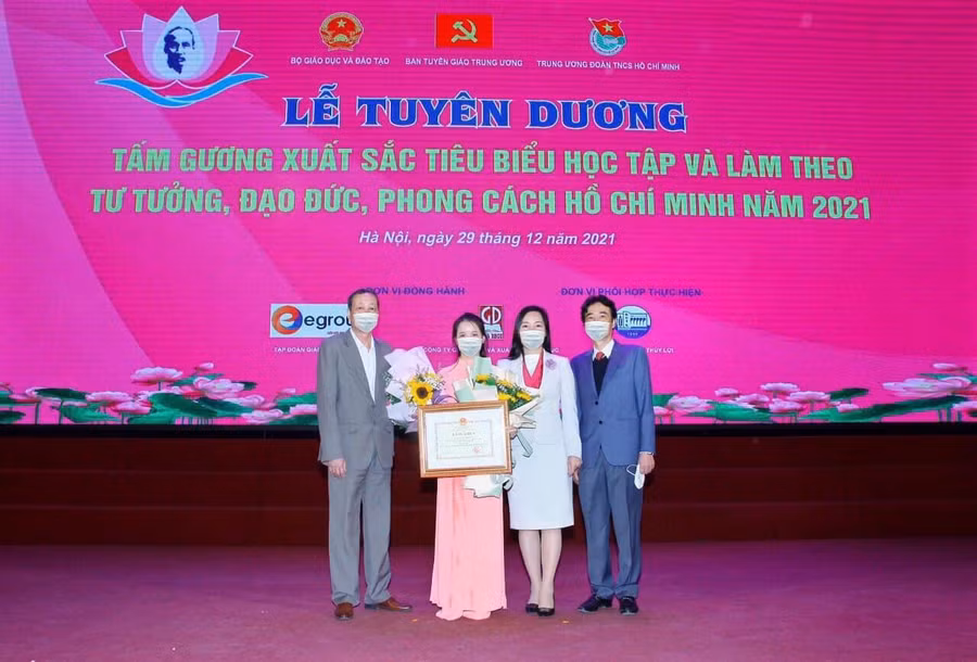 Cô Đoàn Thị Thanh Huệ nhận bằng khen tại lễ tuyên dương.