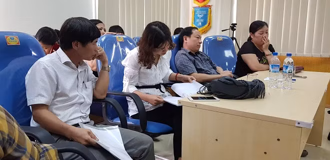 Chị Lan, (mặc áo trắng) vợ người lao động Đỗ Nam Tiến đến dự họp để đòi quyền lợi BHXH cho người chồng đã quá cố.