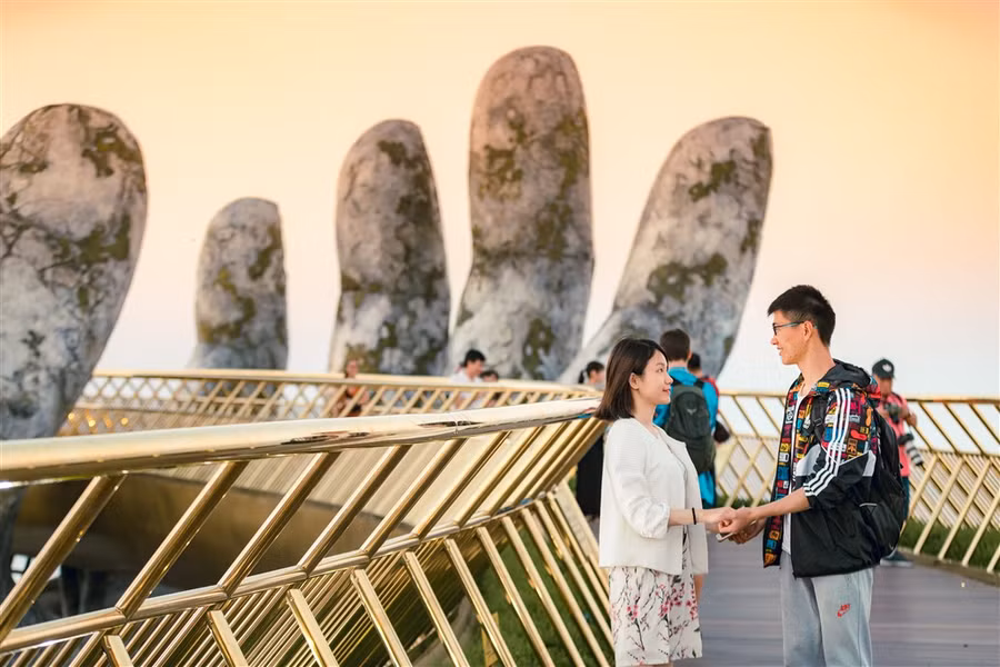 Cầu Vàng của Bà Nà Hills đã trở thành một hiện tượng du lịch của Đà Nẵng thu hút sự chú ý của du khách quốc tế Cầu Vàng của Bà Nà Hills đã trở thành một hiện tượng du lịch của Đà Nẵng thu hút sự chú ý của du khách quốc tế