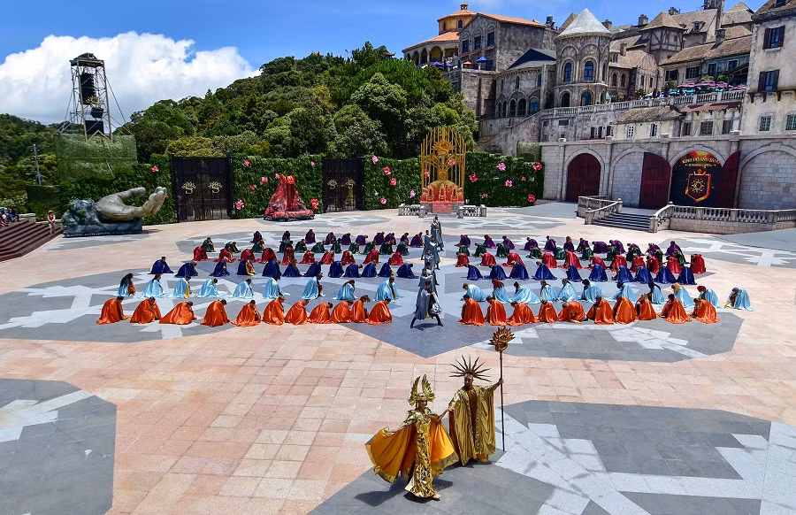 Show nghệ thuật Vũ hội Ánh Dương "đình đám" của Bà Nà Hills đang là thởi nam châm thu hút du khách đến với xứ tiên cảnh. Show nghệ thuật Vũ hội Ánh Dương "đình đám" của Bà Nà Hills đang là thởi nam châm thu hút du khách đến với xứ tiên cảnh.