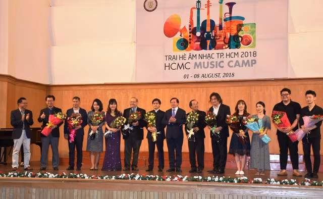 Ban tồ chức tặng hoa cám ơn các giảng viên trong nước và quốc tế tham gia Trại hè âm nhạc 2018