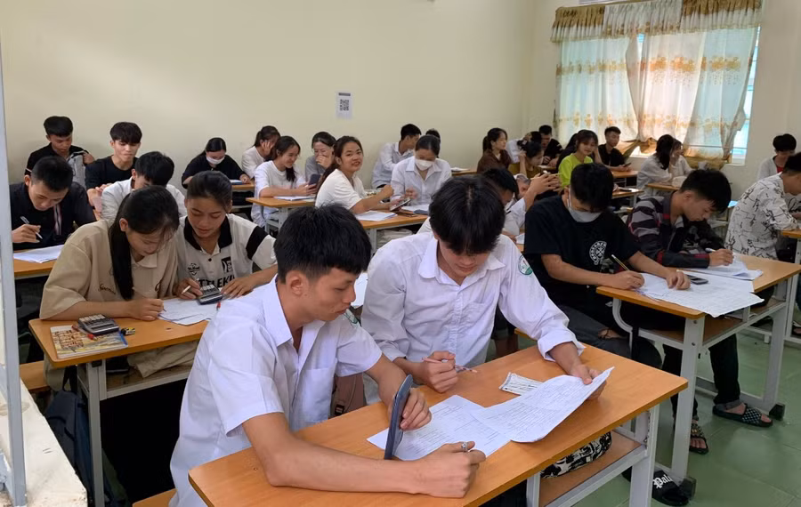 Học sinh Trường THPT Bình Liêu trong giờ ôn tập. Học sinh Trường THPT Bình Liêu trong giờ ôn tập.