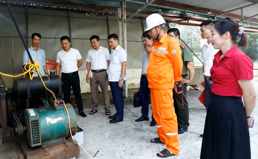Lãnh đạo huyện Cô Tô kiểm tra điều kiện cung ứng điện tại điểm thi. 