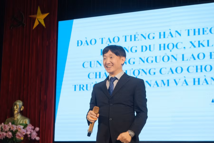 GS Kim Myeong Kwon - Trường Đại học Sun Moon, Hàn Quốc phát biểu, chia sẻ tại hội thảo.