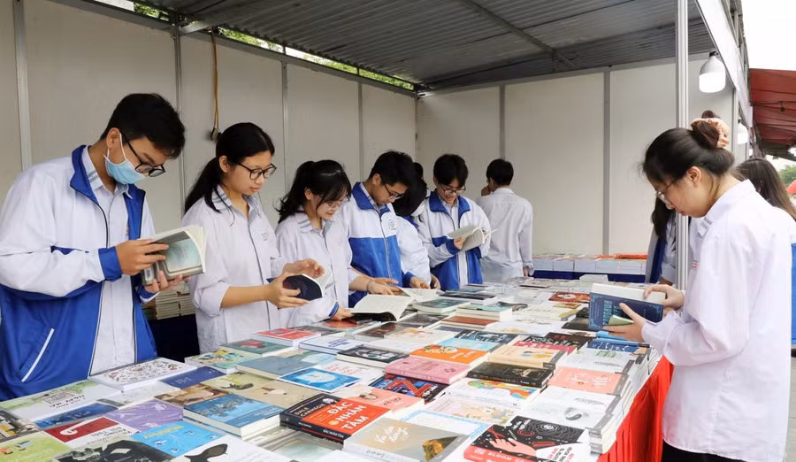 Đông đảo các em học sinh đến tìm hiểu và lựa chọn sách.