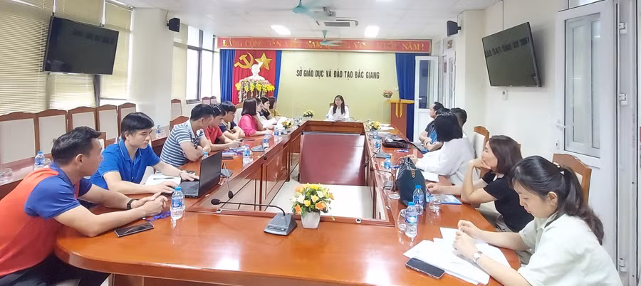 Bà Đào Thị Hường - Phó Giám đốc Sở GD&amp;ĐT chỉ đạo các lực lượng phối hợp nhiệm vụ tổ chức trước thời điểm diễn ra các môn thi đấu trong khuôn khổ Hội khỏe Phù Đổng tỉnh.