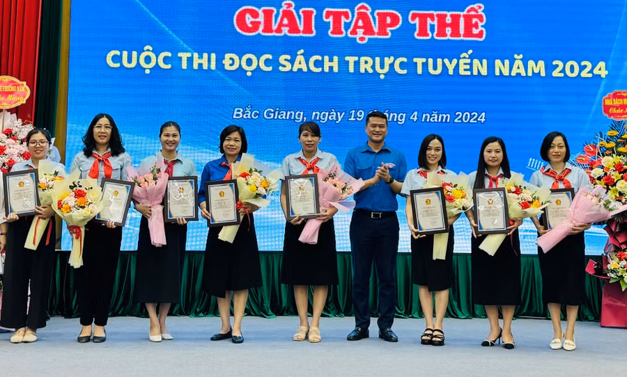 Ban tổ chức trao giải Tập thể có nhiều sản phẩm chất lượng nhất cho 8 Liên đội. Ban tổ chức trao giải Tập thể có nhiều sản phẩm chất lượng nhất cho 8 Liên đội.