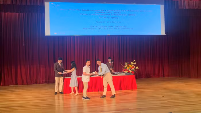  Đỗ Gia Bảo lên nhận Huy chương Vàng Apmops 2023 tại Singapore.
