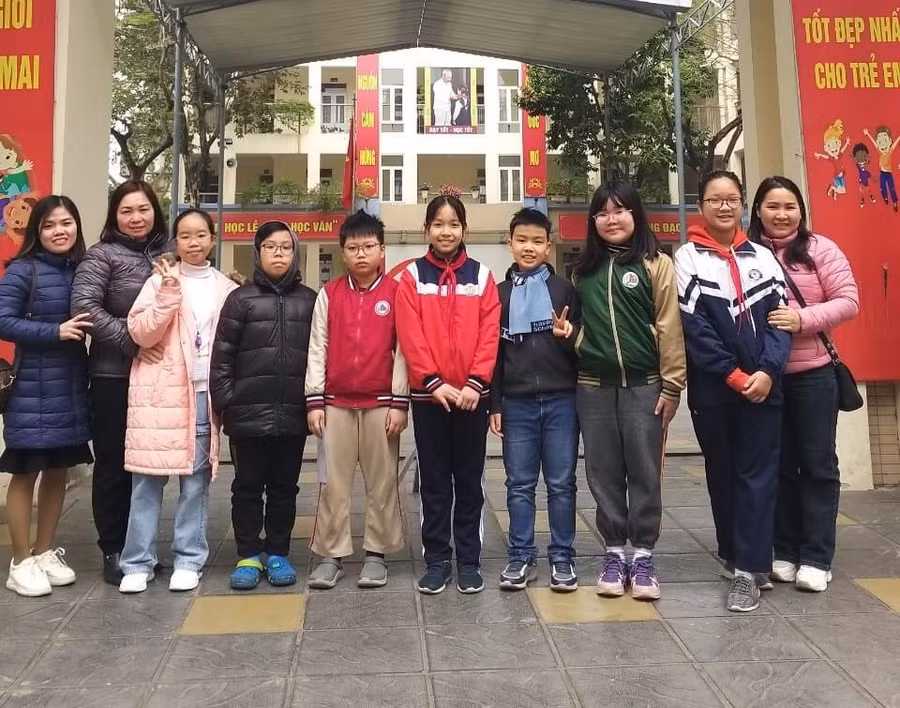 Giáo viên chụp ảnh với đoàn học sinh Ba Đình dự thi. Giáo viên chụp ảnh với đoàn học sinh Ba Đình dự thi.