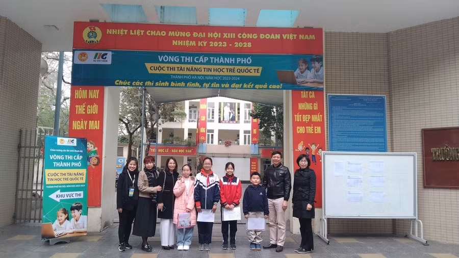 Hình ảnh thầy cô giáo động viên học sinh tham gia Cuộc thi.