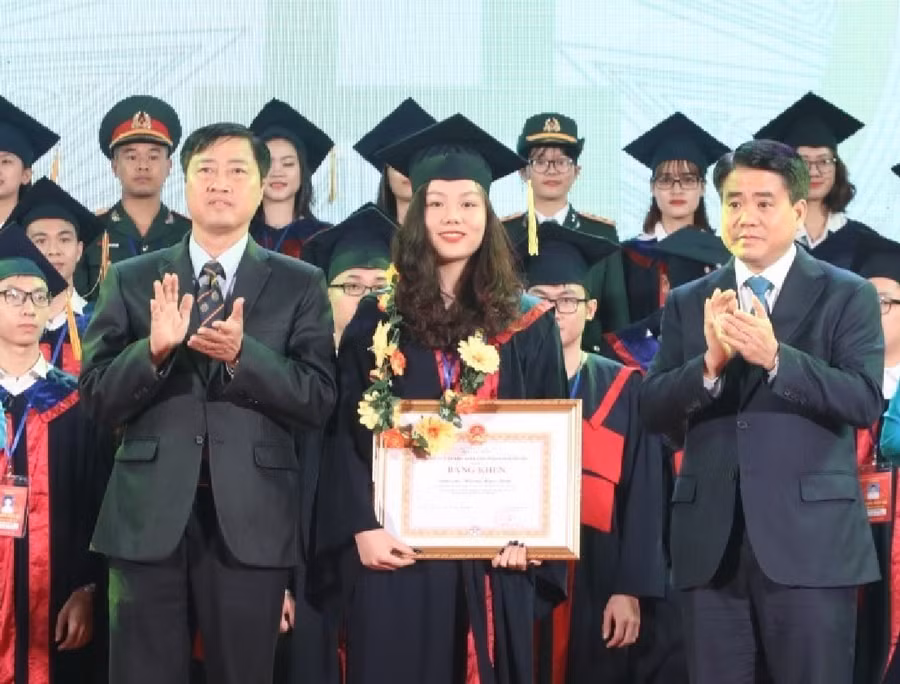 Thủ khoa Hoàng Ngọc Trâm (Trường Đại học Hà Nội) nhận bằng khen của UBND TP Hà Nội.