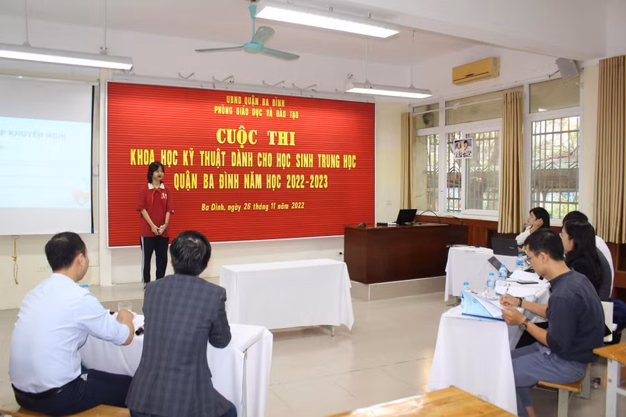 Em Nguyễn Hạnh Lê - học sinh Trường THCS Thăng Long với dự án: Ảnh hưởng của chuyển đổi số với học sinh. Em Nguyễn Hạnh Lê - học sinh Trường THCS Thăng Long với dự án: Ảnh hưởng của chuyển đổi số với học sinh.