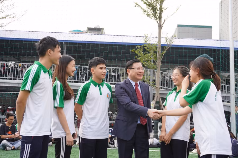 PGS.TS Hoàng Anh Huy - Hiệu trưởng nhà trường cùng sinh viên.