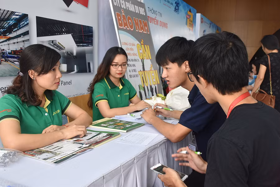 Sinh viên VLU tham gia ngày hội tuyển dụng tại trường