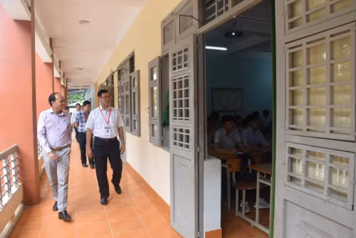 Thứ trưởng Bộ GD&ĐT Nguyễn Văn Phúc cùng đoàn công tác kiểm tra công tác chuẩn bị thi THPT quốc gia 2019 tại Trường THPT Chu Văn An, Bình Phước