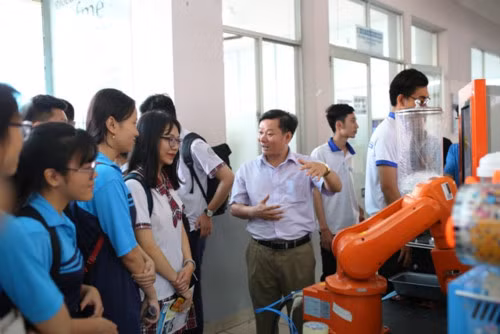 Học sinh THPT tham quan, tìm hiểu các ngành nghề đào tạo tại HCMUTE