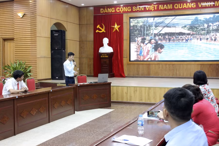 Thầy Đặng Thế Hiếu- Giáo viên Trường Tiểu học Hữu Bằng (huyện Thạch Thất)