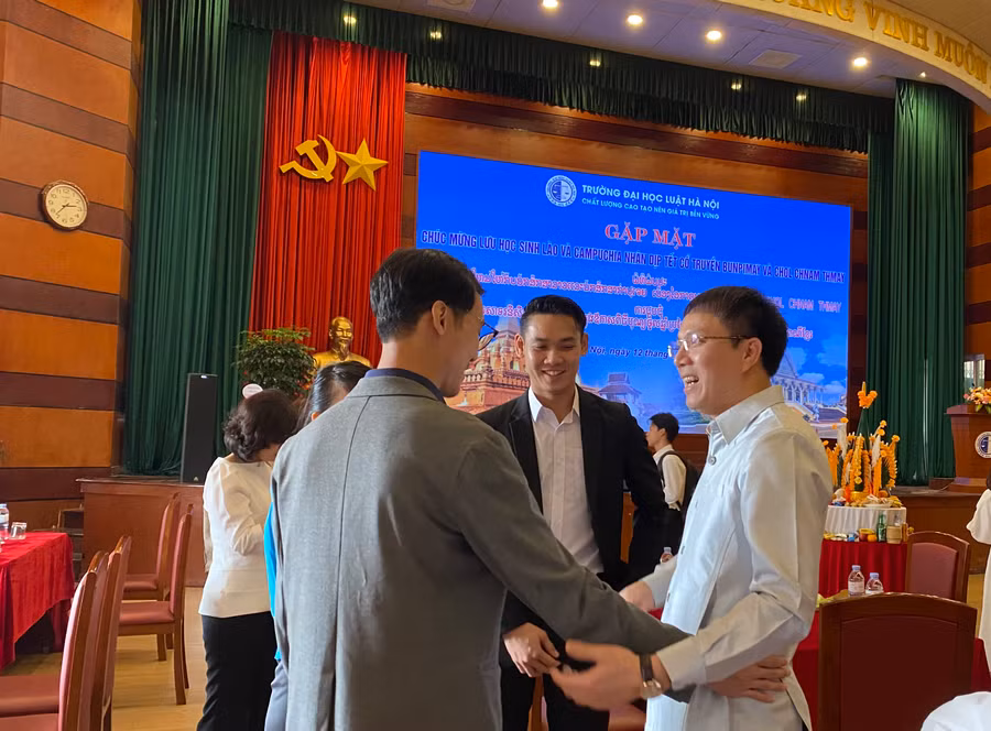 TS. Đoàn Trung Kiên - Hiệu trưởng Trường ĐH Luật Hà Nội đến chúc Tết lưu học sinh, cán bộ đang công tác, học tập Lào và Campuchia đang công tác và học tập tại trường. Ảnh NC. TS. Đoàn Trung Kiên - Hiệu trưởng Trường ĐH Luật Hà Nội đến chúc Tết lưu học sinh, cán bộ đang công tác, học tập Lào và Campuchia đang công tác và học tập tại trường. Ảnh NC.