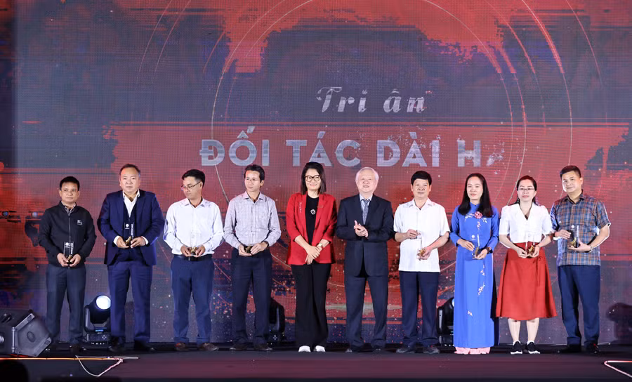 Bà Hoàng Phương Thảo (áo đỏ), Trưởng đại diện tổ chức ActionAid Quốc tế tại Việt Nam tri ân các đối tác đã đồng hành.