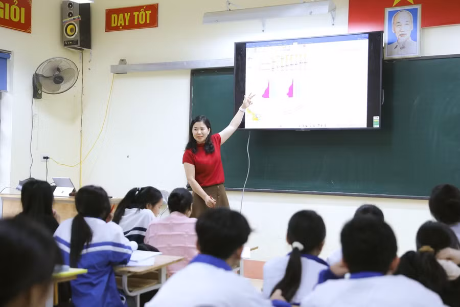 Một tiết học của cô Bạch Yến và học trò. Ảnh NVCC.