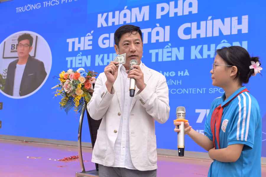 Học sinh trao đổi cùng chuyên gia. Học sinh trao đổi cùng chuyên gia.