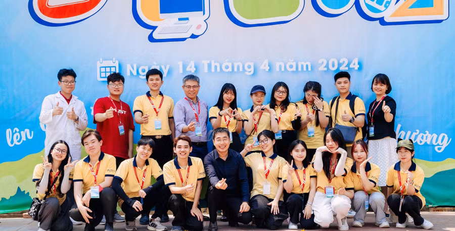 Thầy và trò Khoa Khoa học và Công nghệ giáo dục tham gia hỗ trợ tập huấn cho giáo viên ở huyện Điện Biên Đông. Thầy và trò Khoa Khoa học và Công nghệ giáo dục tham gia hỗ trợ tập huấn cho giáo viên ở huyện Điện Biên Đông.