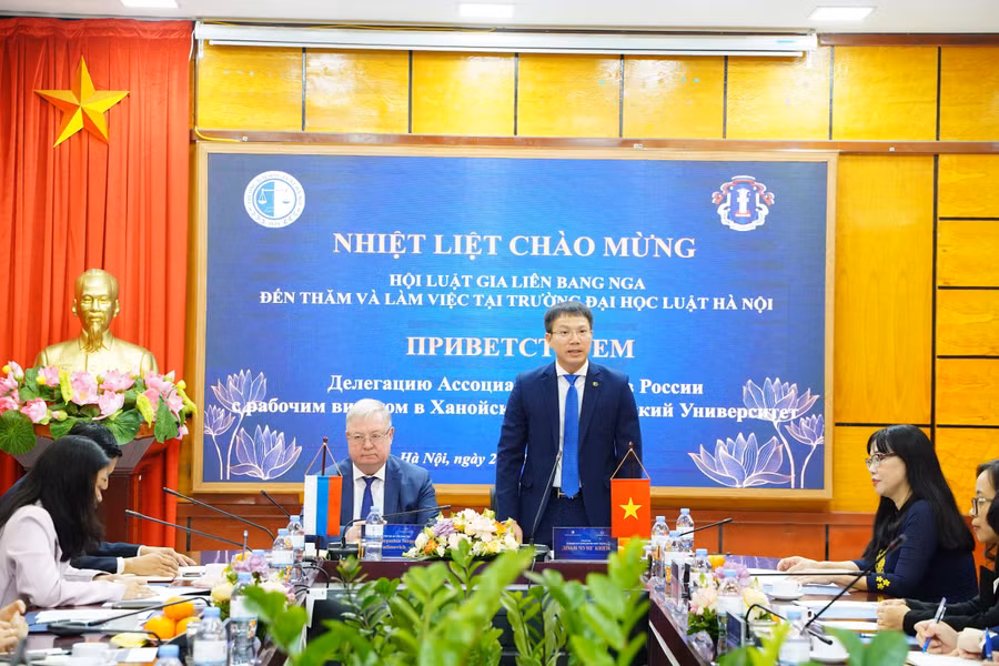 TS Đoàn Trung Kiên, Hiệu trưởng Trường ĐH Luật Hà Nội phát biểu tại buổi làm việc.