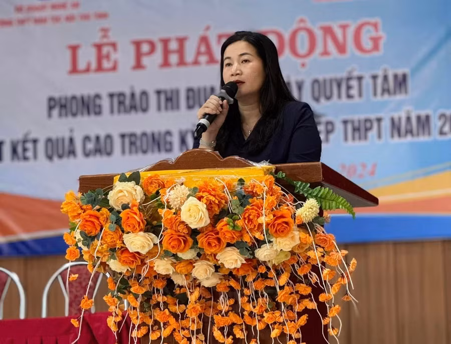 Nhà giáo ưu tú Nguyễn Thị Kiều Hoa - Hiệu trưởng nhà trường phát biểu. Ảnh NT.