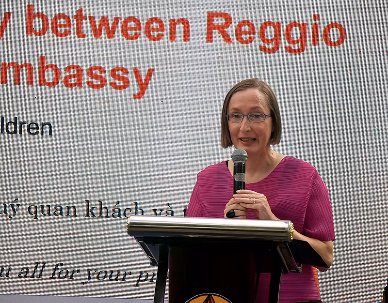 GS Claudia Giudici - Chủ tịch Reggio Children phát biểu tại buổi lễ
