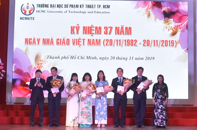 Lãnh đạo trường tuyên dương 6 CBVC nhận Kỷ niệm chương vì sự nghiệp GD