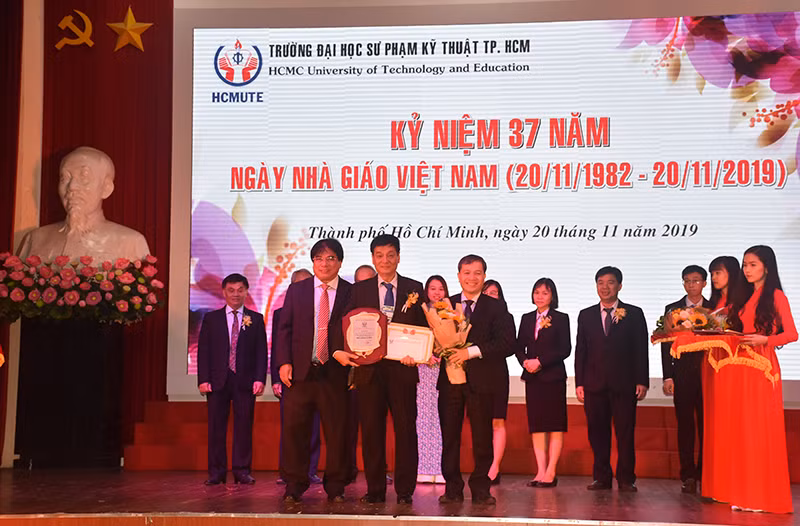 Lãnh đạo nhà trường tuyên dương PGS.TS Quyền Huy Ảnh - một trong 9 nhà giáo tiêu biểu của trường