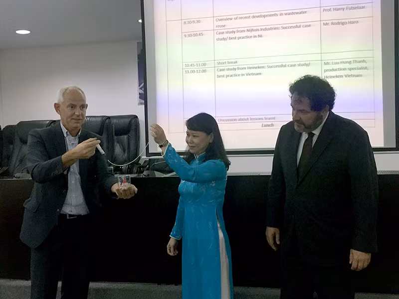 GS Harry Futselaar giới thiệu một công nghệ xử lý nước thông minh của Hà Lan dưới sự chứng kiến của ông Carel Richter - Tổng lãnh sự Vương quốc Hà Lan tại TPHCM (bìa phải)
