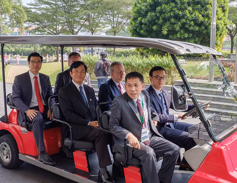 Ông Richard Brabec - Bộ trưởng Bộ Môi trường Cộng hòa Séc tham quan TDTU