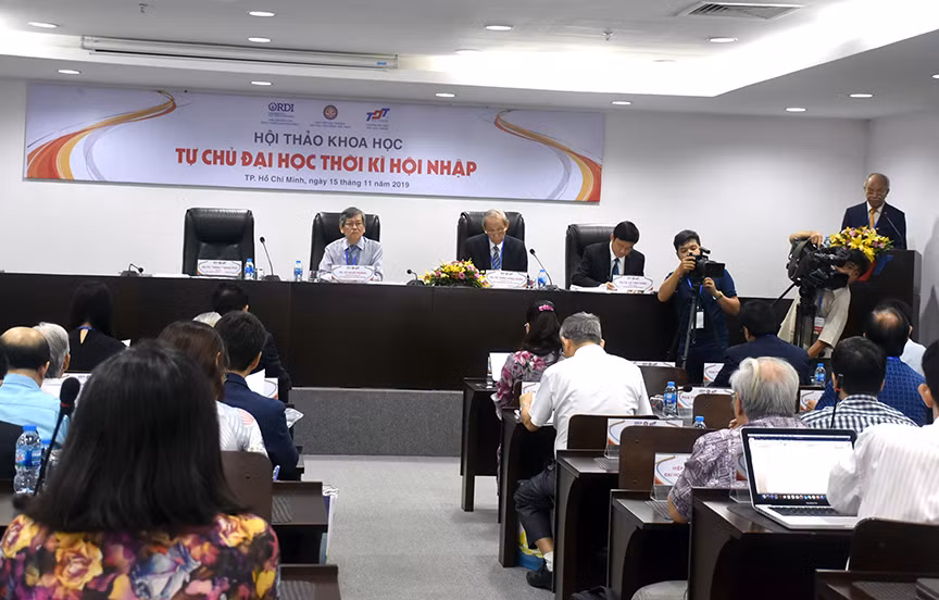 GS.TS Trình Quang Phú (Viện trưởng Viện Nghiên cứu phát triển Phương Đông) phát biểu khac mạc hội thảo