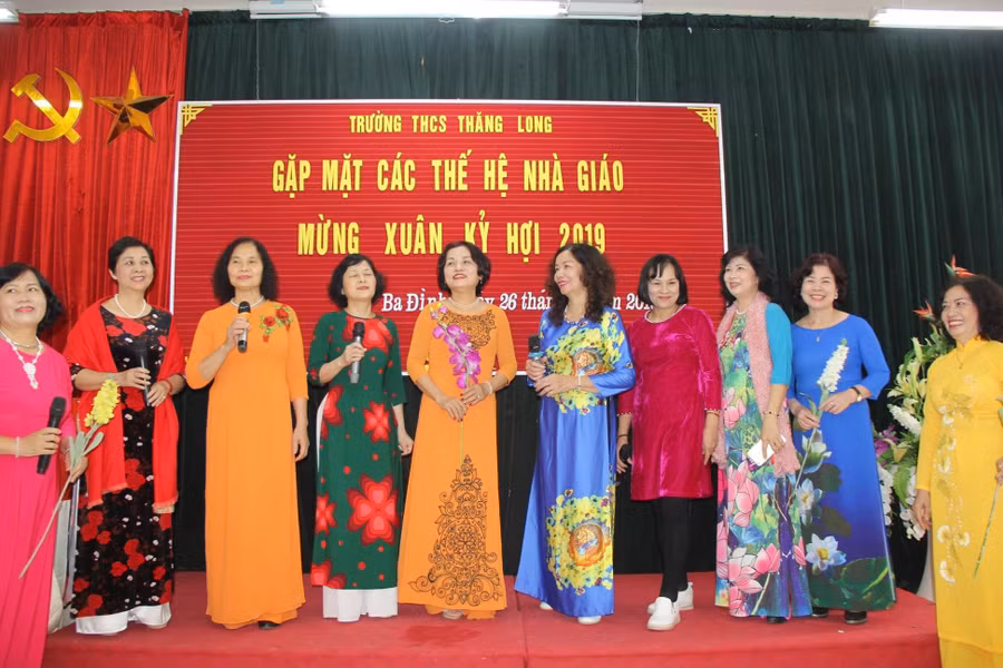 Giao lưu văn nghệ giúp thêm gắn kết các thế hệ thầy cô giáo. Giao lưu văn nghệ giúp thêm gắn kết các thế hệ thầy cô giáo.