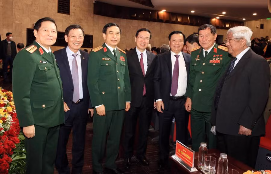 Các đại biểu dự lễ kỷ niệm. Các đại biểu dự lễ kỷ niệm.
