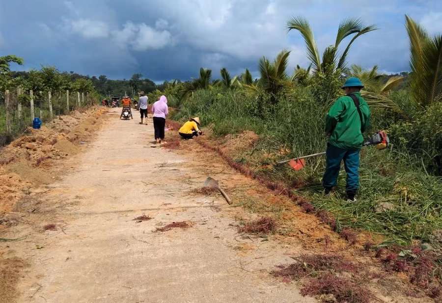 Nhân dân xã Ia Tơi, huyện Ia H'Drai ra quân tổng vệ sinh môi trường, chỉnh trang nông thôn.
