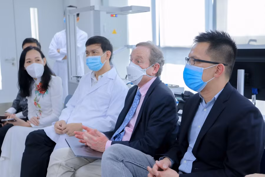 Đoàn chuyên gia Viện Chống dịch ĐH Stanford giao lưu với sinh viên khoa Răng Hàm Mặt VLU.