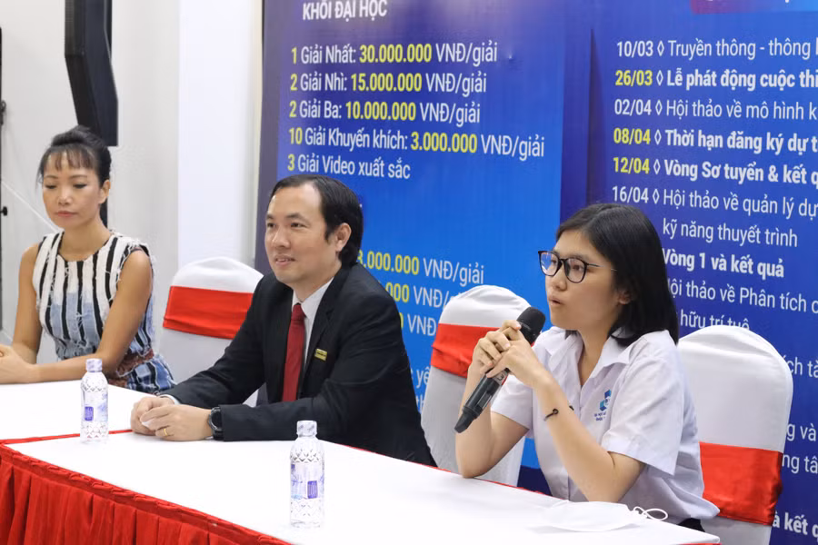 Sinh viên Trần Tường Vy - Nhóm Medtech (quán quân năm 2021) chia sẻ về quá trình thực hiện dự án tại lễ khởi động cuộc thi.