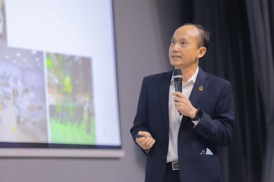 PGS.TS.BS Vũ Quang Huy, Giám đốc Trung tâm kiểm chuẩn chất lượng xét nghiệm y học - Bộ Y tế, Trưởng khoa Hóa sinh - Bệnh viện Thống Nhất TPHCM, phát biểu tại hội thảo.