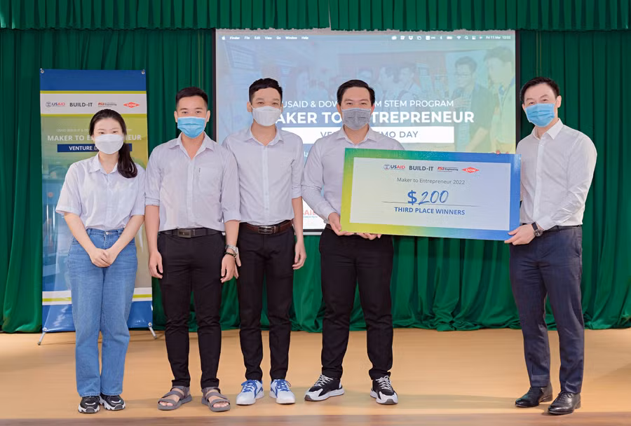 Ban tổ chức trao giải Ba cho đội CTU Team 1.