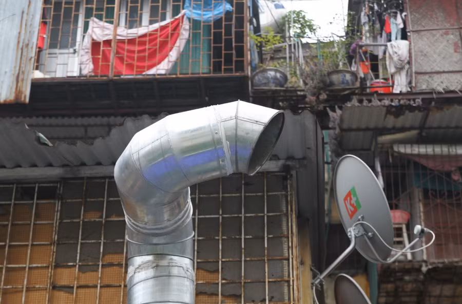 Những chiếc ống hút xả thẳng mùi thức ăn vào lớp học