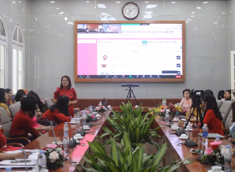 Cô Trương Thị Hiền- giáo viên Trường Tiểu học Tân Định (quận Hoàng Mai) trình bày báo cáo trước hội đồng xét duyệt
